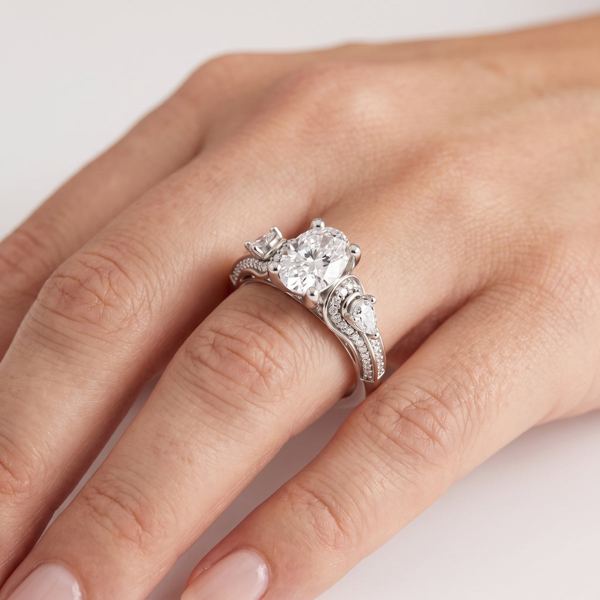 _lifestyle_image@SKU:R0328-NADO01000004W #metal_14k-white-gold+origin_lab-grown+quality_ef-vs2+