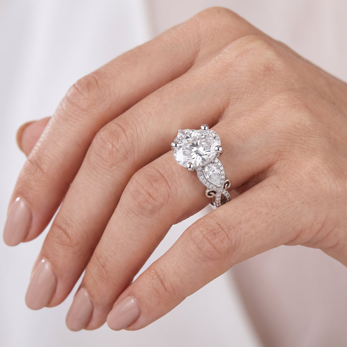 _lifestyle_image@SKU:R0328-NADO02000004W #metal_14k-white-gold+origin_lab-grown+quality_ef-vs2+