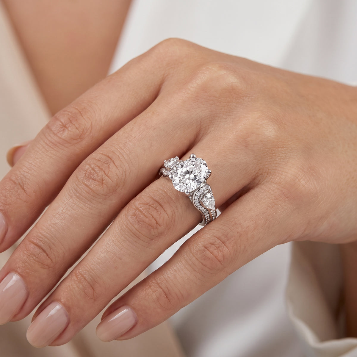 _lifestyle_image@SKU:R0328-NADO0200000PL #metal_platinum+origin_lab-grown+quality_ef-vs2+