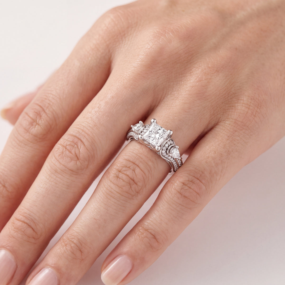 _lifestyle_image@SKU:R0328-NADP01000004W #metal_14k-white-gold+origin_lab-grown+quality_ef-vs2+