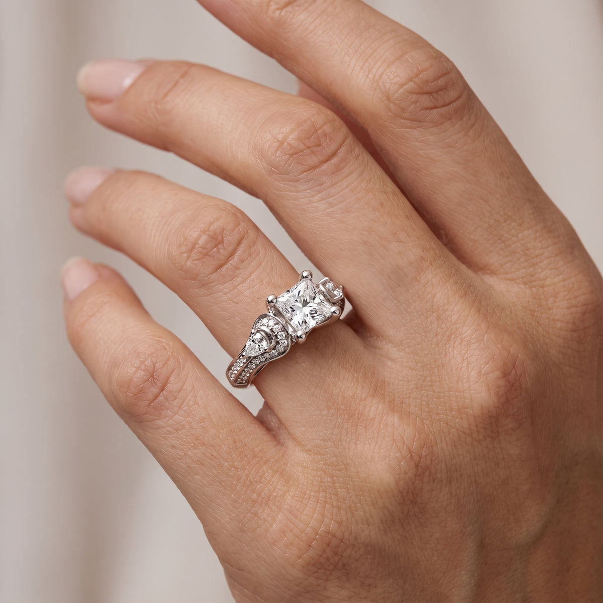 _lifestyle_image@SKU:R0328-NADP0100000PL #metal_platinum+origin_lab-grown+quality_ef-vs2+
