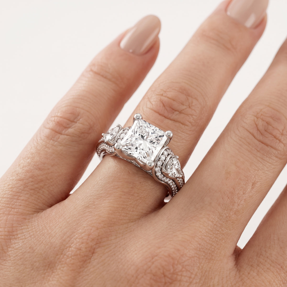 _lifestyle_image@SKU:R0328-NADP0200000PL #metal_platinum+origin_lab-grown+quality_ef-vs2+