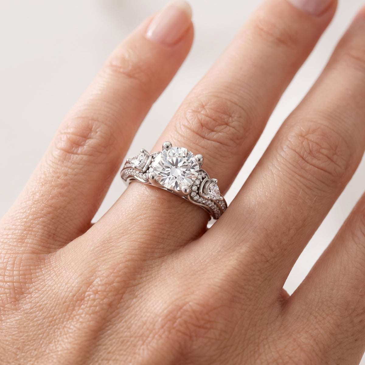 _lifestyle_image@SKU:R0328-NADR01000004W #metal_14k-white-gold+origin_lab-grown+quality_ef-vs2+