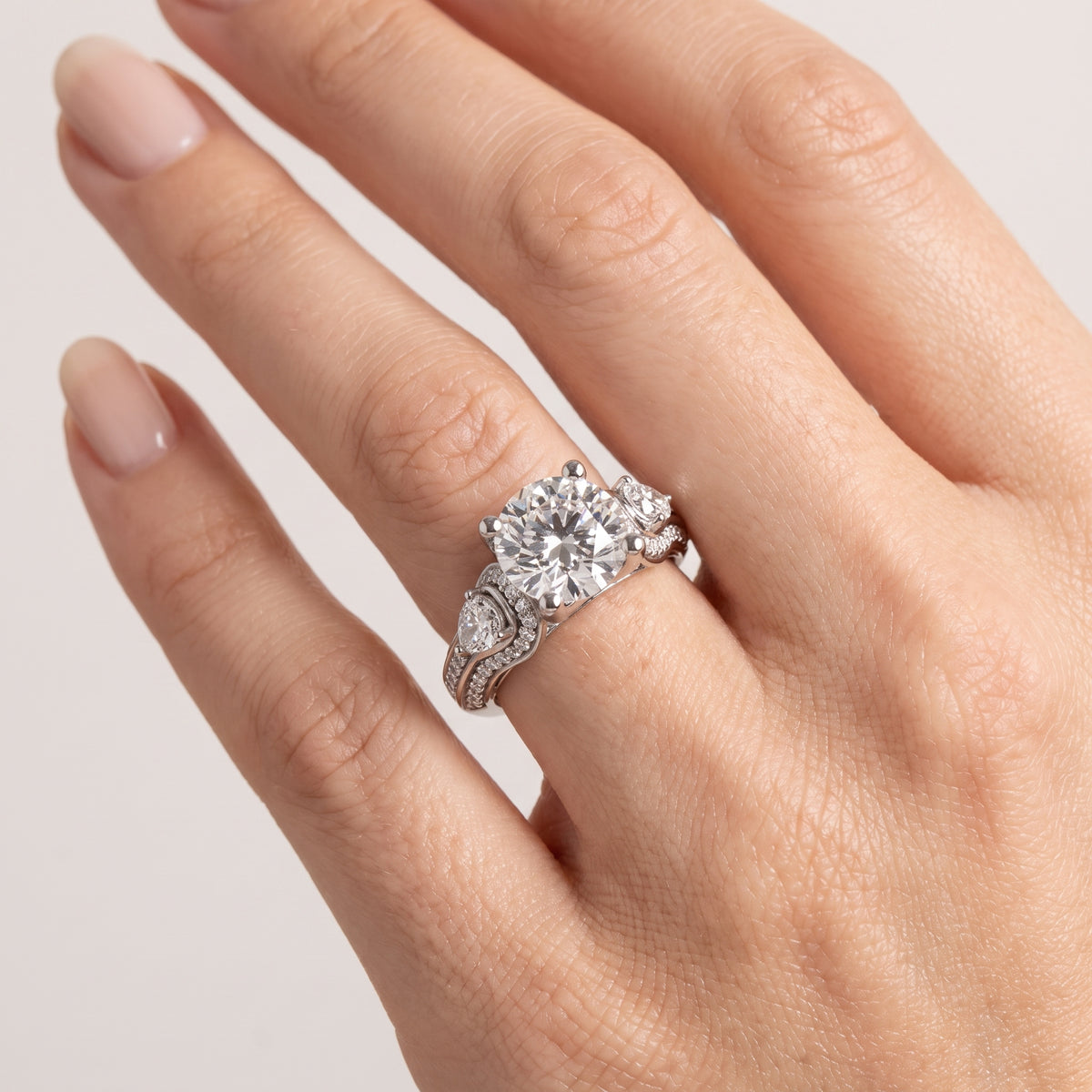 _lifestyle_image@SKU:R0328-NADR0200000PL #metal_platinum+origin_lab-grown+quality_ef-vs2+