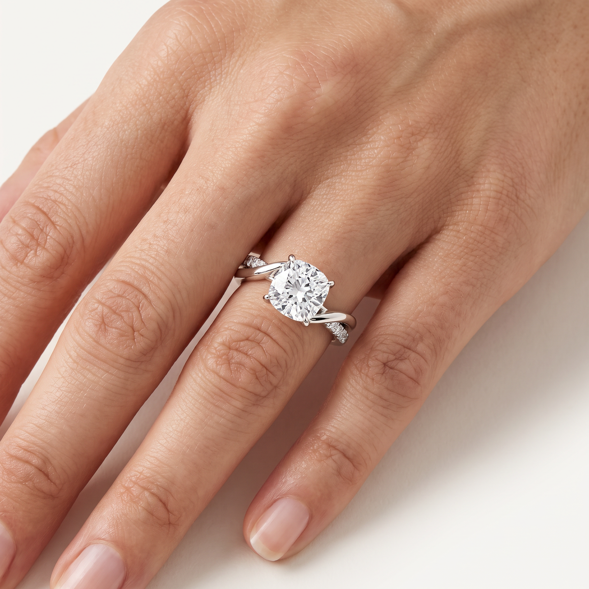 _lifestyle_image@SKU:R0329-LADC04000004W #metal_10k-white-gold+origin_lab-grown+quality_g-si