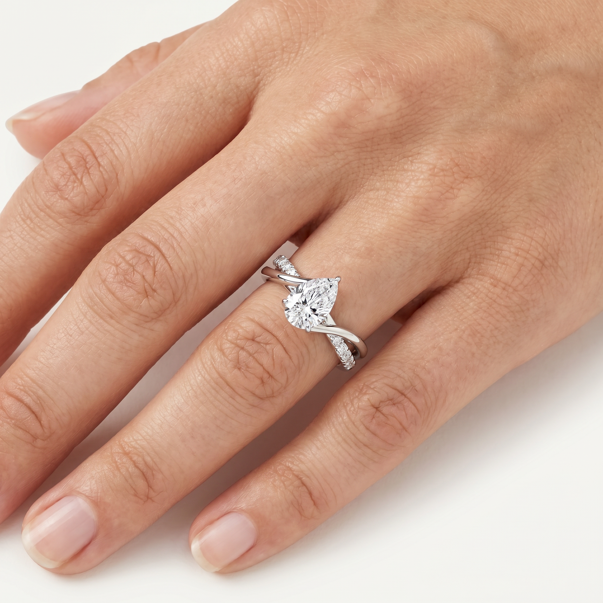 _lifestyle_image@SKU:R0329-LADD01000004W #metal_10k-white-gold+origin_lab-grown+quality_g-si