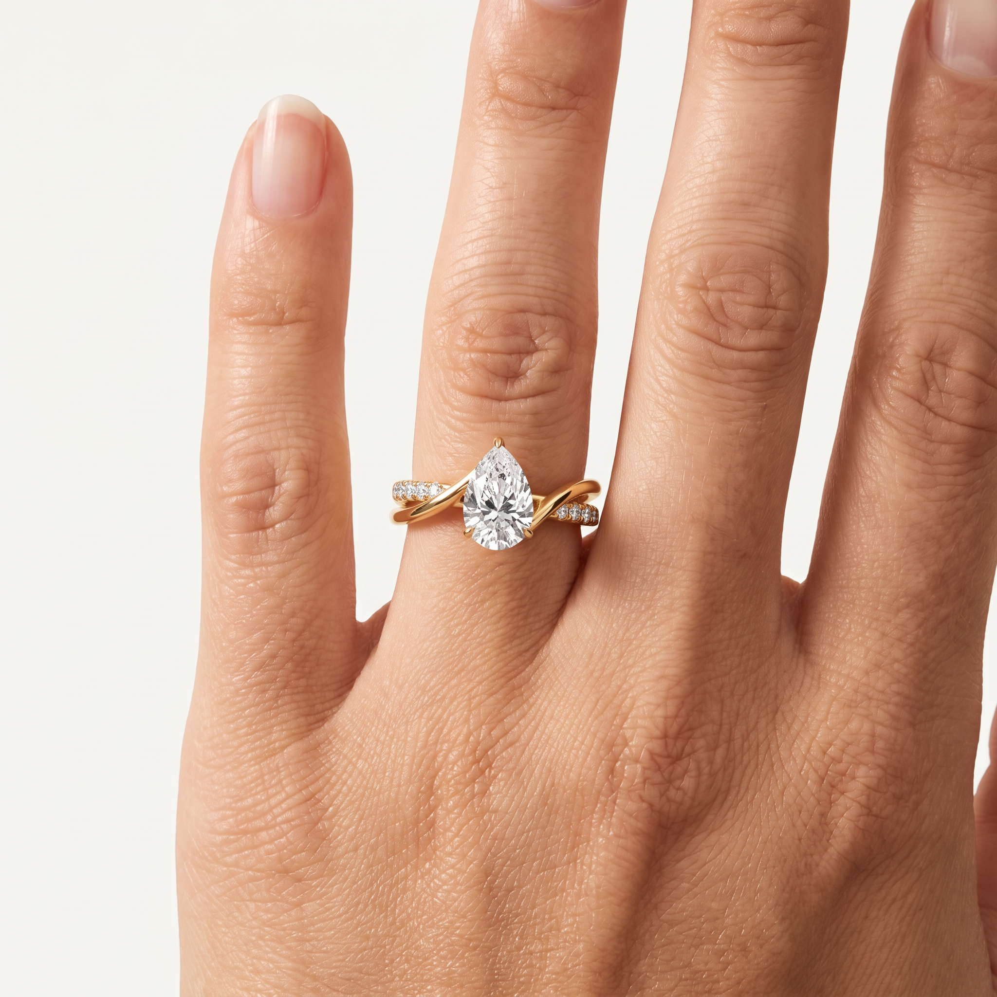 _lifestyle_image@SKU:R0329-NADD01000004Y #metal_14k-yellow-gold+origin_lab-grown+quality_ef-vs2+