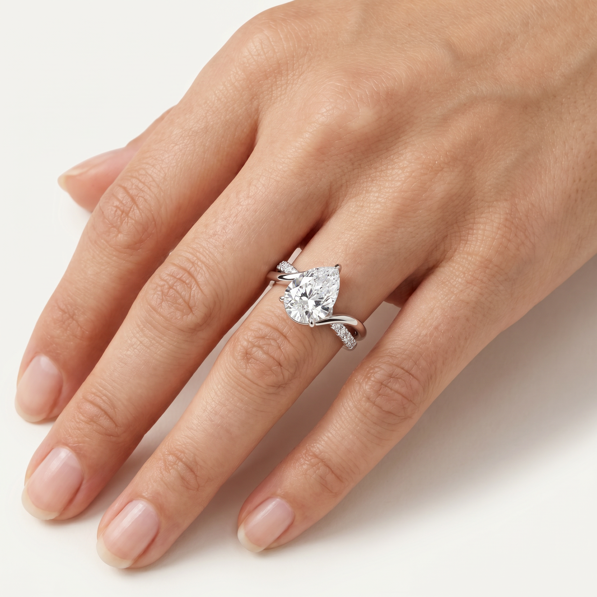 _lifestyle_image@SKU:R0329-NADD0200000PL #metal_platinum+origin_lab-grown+quality_ef-vs2+