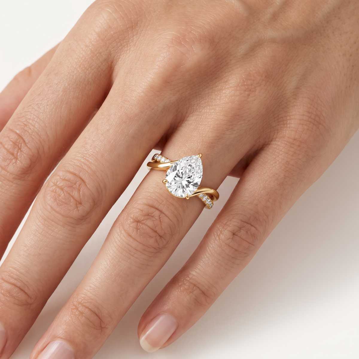 _lifestyle_image@SKU:R0329-LADD02000004Y #metal_10k-yellow-gold+origin_lab-grown+quality_g-si