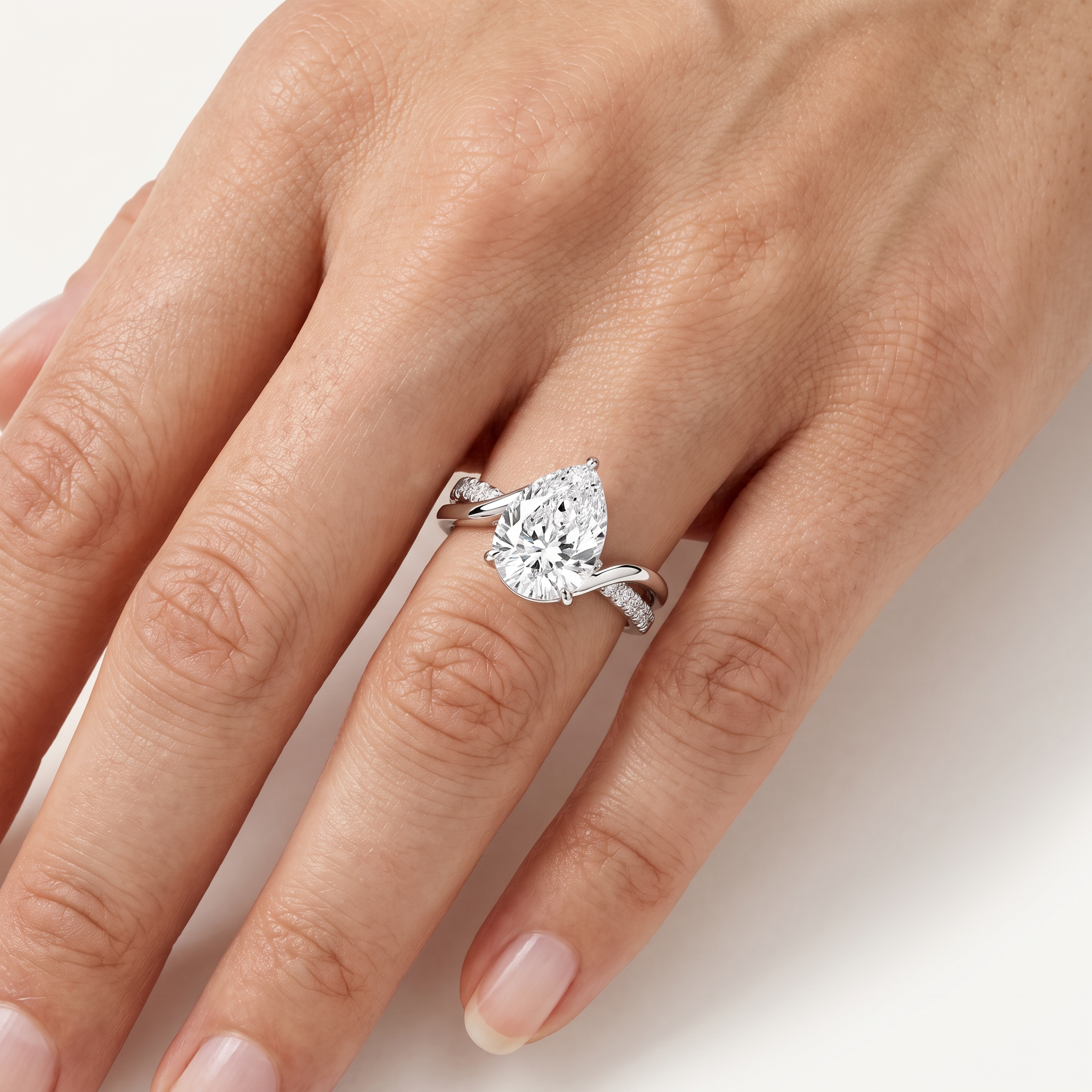 _lifestyle_image@SKU:R0329-NADD0300000PL #metal_platinum+origin_lab-grown+quality_ef-vs2+