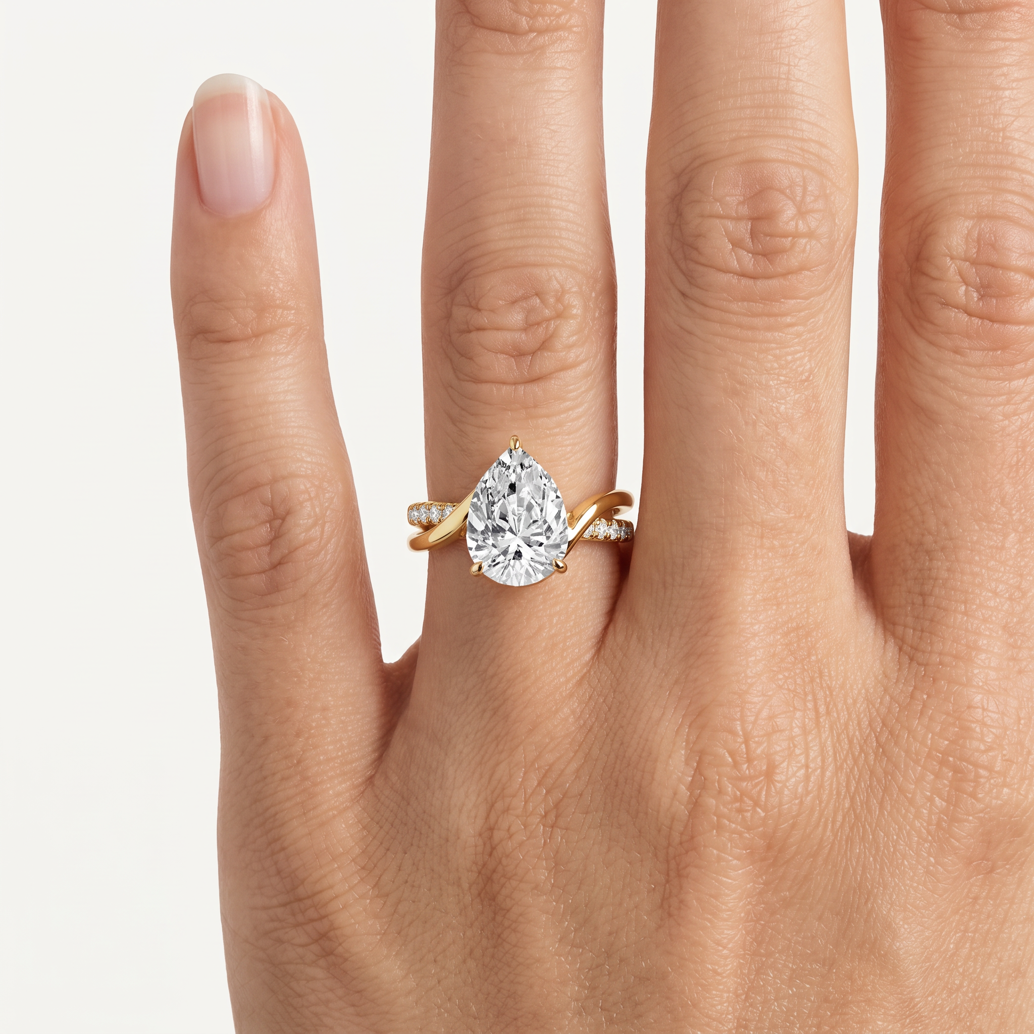 _lifestyle_image@SKU:R0329-LADD03000004Y #metal_10k-yellow-gold+origin_lab-grown+quality_g-si