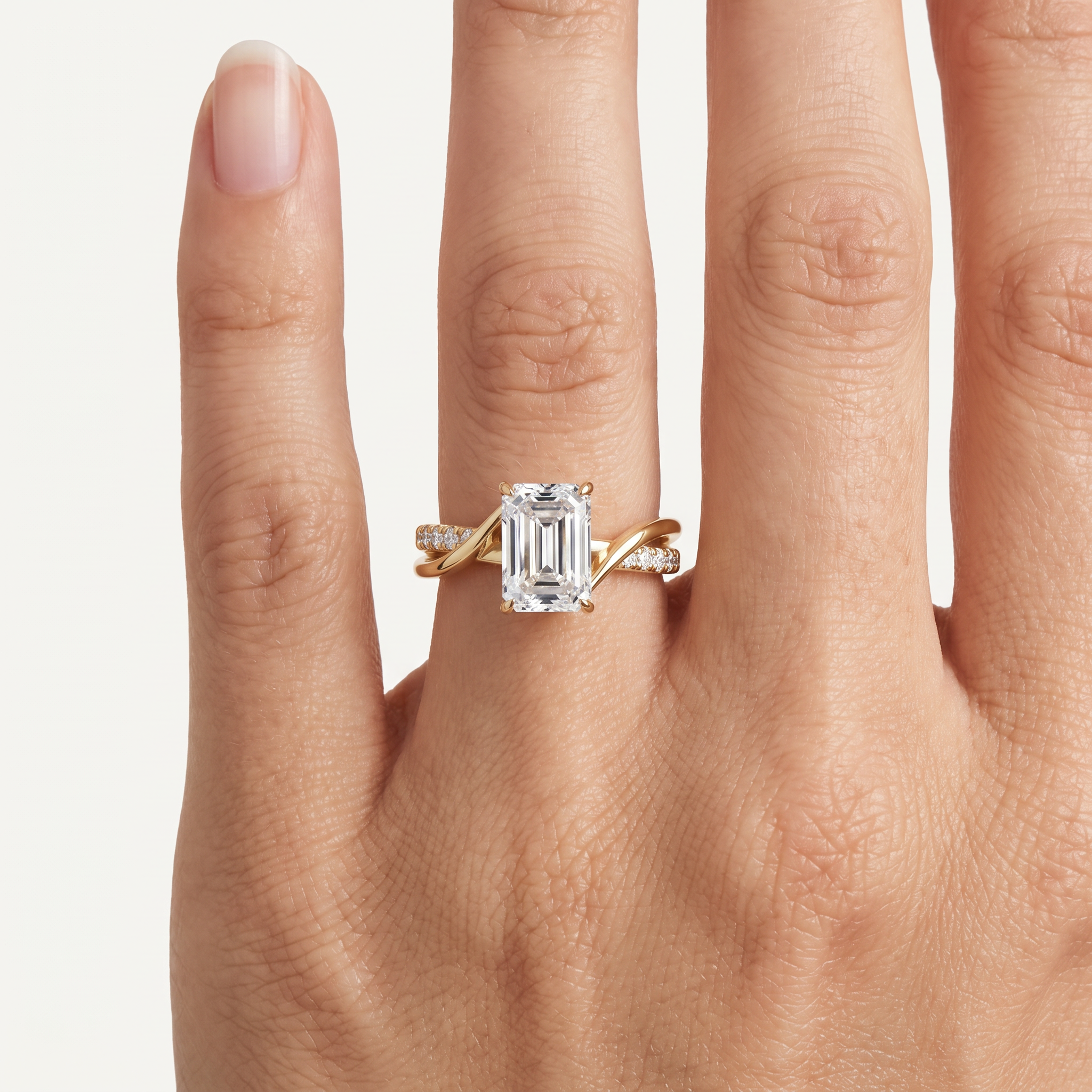 _lifestyle_image@SKU:R0329-LADE02000004Y #metal_10k-yellow-gold+origin_lab-grown+quality_g-si