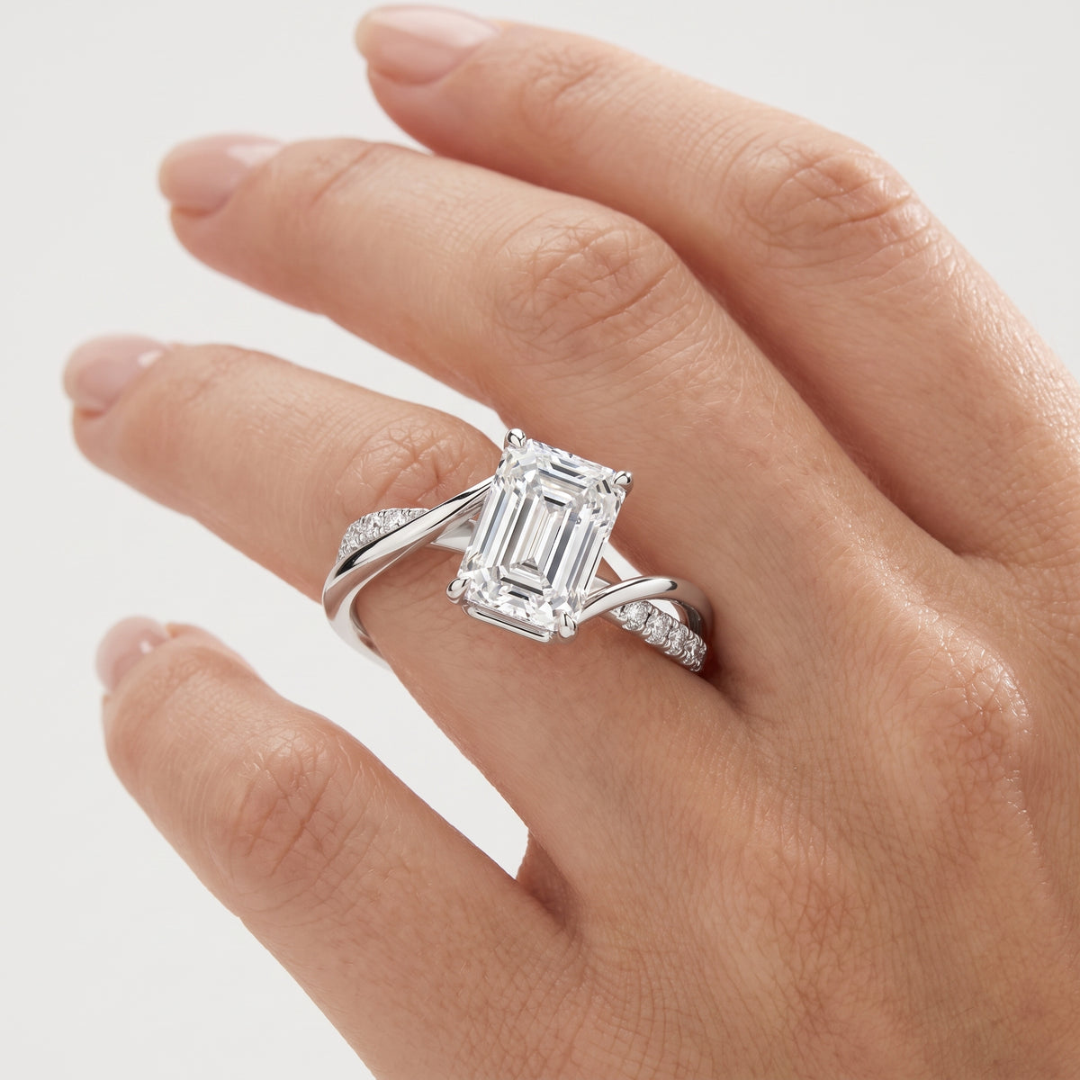 _lifestyle_image@SKU:R0329-LADE03000004W #metal_10k-white-gold+origin_lab-grown+quality_g-si