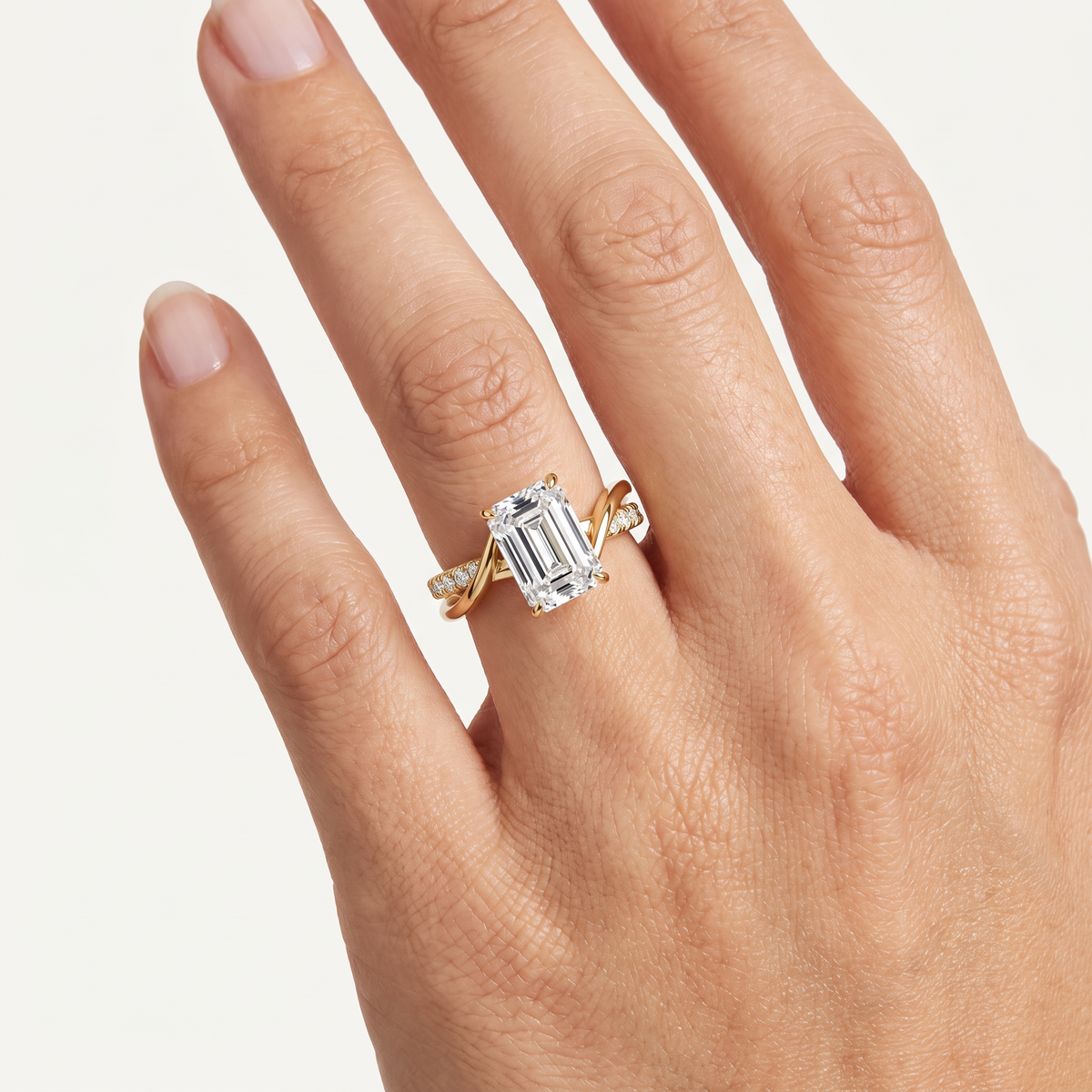 _lifestyle_image@SKU:R0329-NADE03000004Y #metal_14k-yellow-gold+origin_lab-grown+quality_ef-vs2+