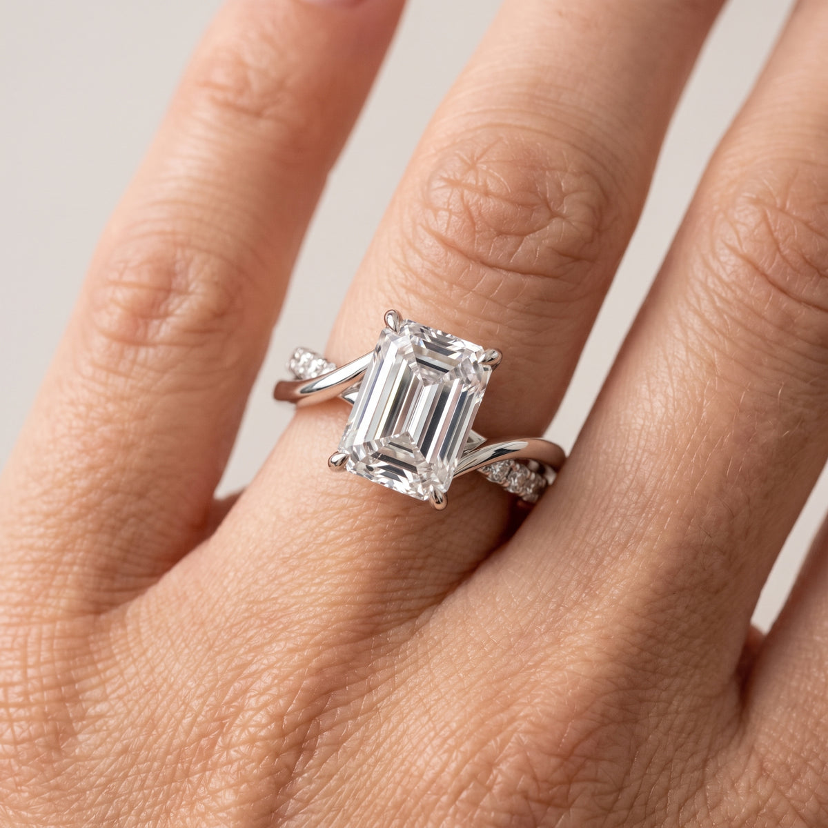 _lifestyle_image@SKU:R0329-LADE04000004W #metal_10k-white-gold+origin_lab-grown+quality_g-si