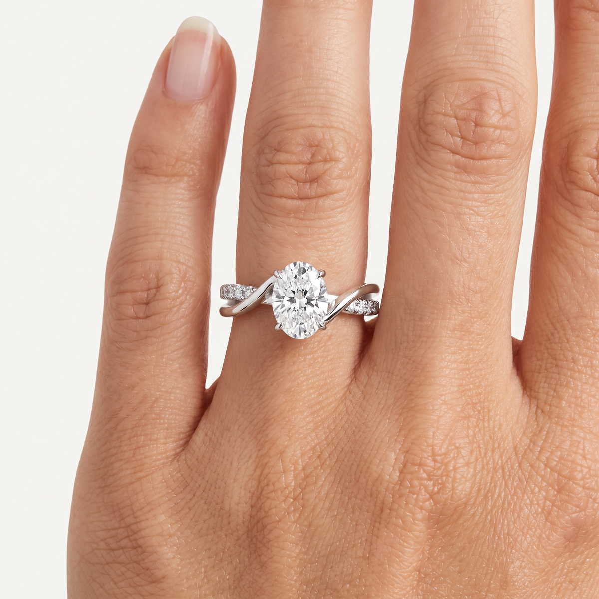 _lifestyle_image@SKU:R0329-LADO01000004W #metal_10k-white-gold+origin_lab-grown+quality_g-si