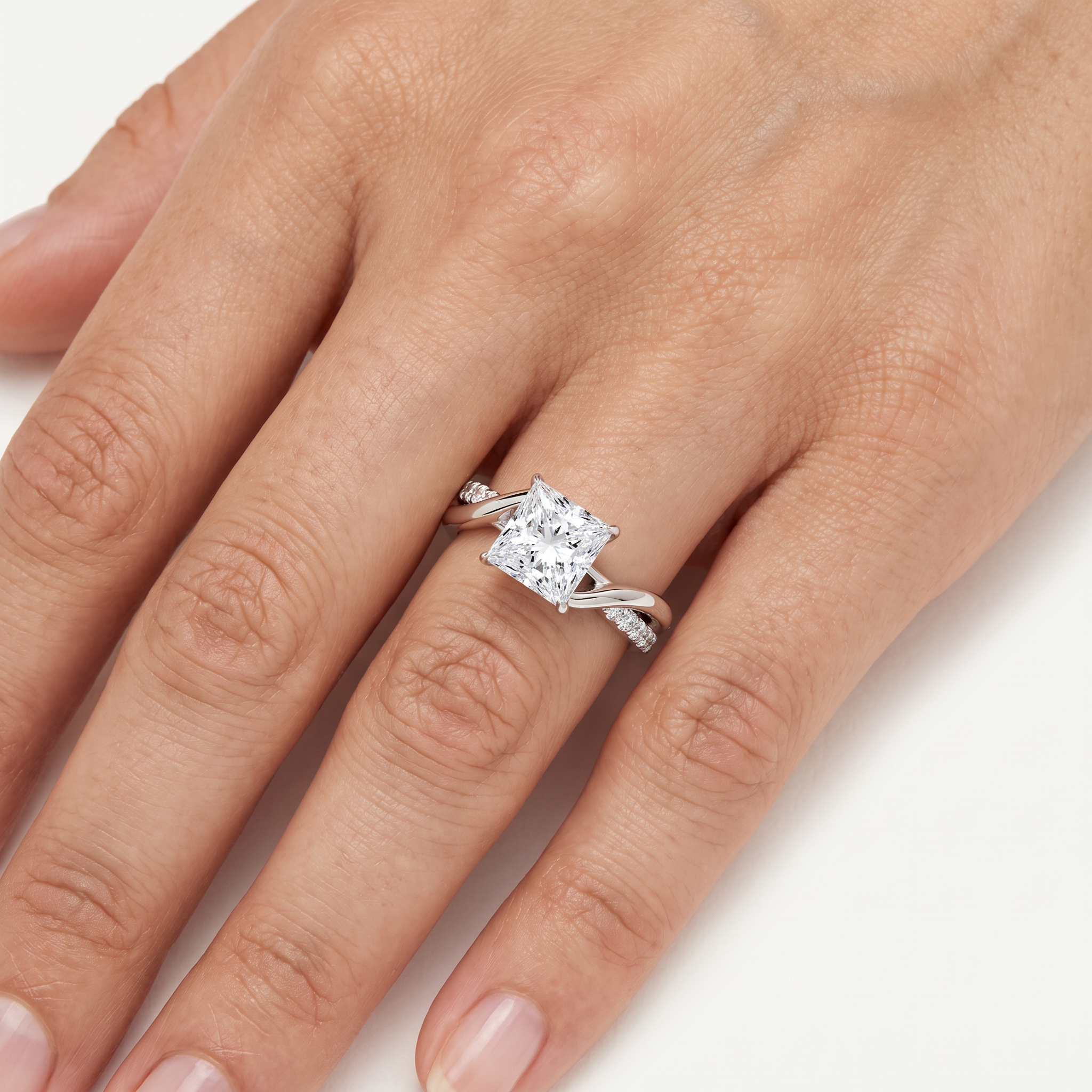 _lifestyle_image@SKU:R0329-NADP0200000PL #metal_platinum+origin_lab-grown+quality_ef-vs2+