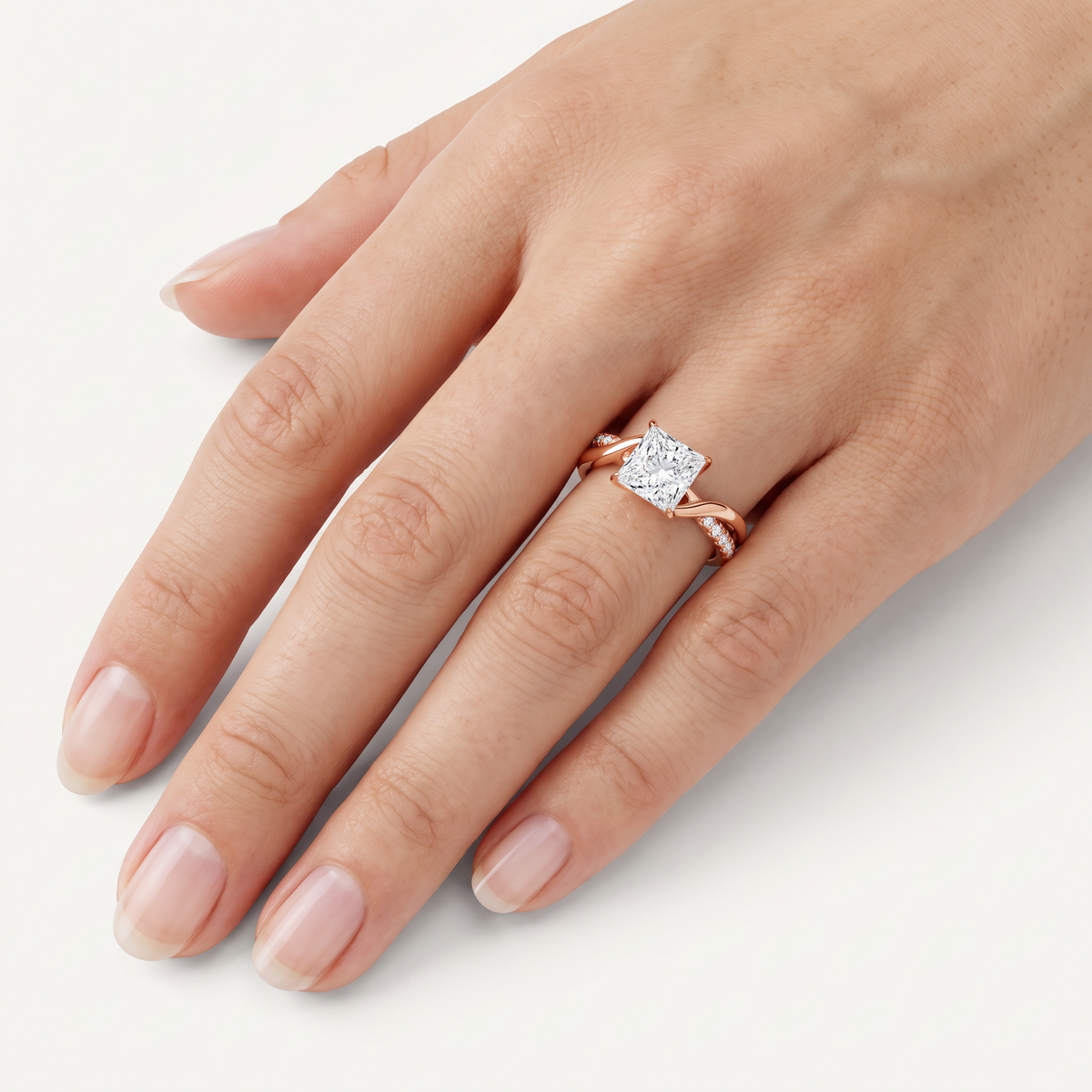 _lifestyle_image@SKU:R0329-LADP04000004P #metal_10k-rose-gold+origin_lab-grown+quality_g-si