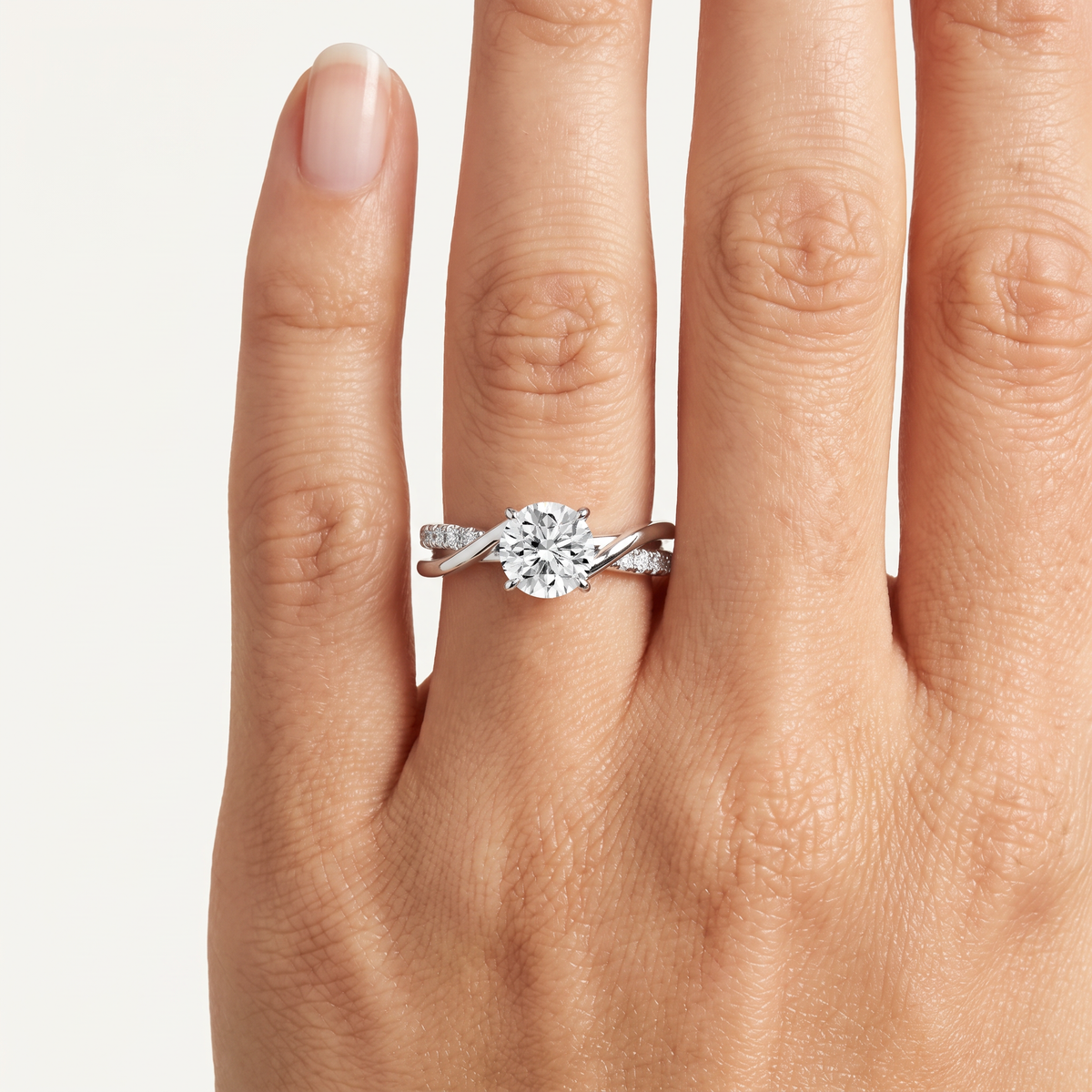_lifestyle_image@SKU:R0329-LADR01000004W #metal_10k-white-gold+origin_lab-grown+quality_g-si
