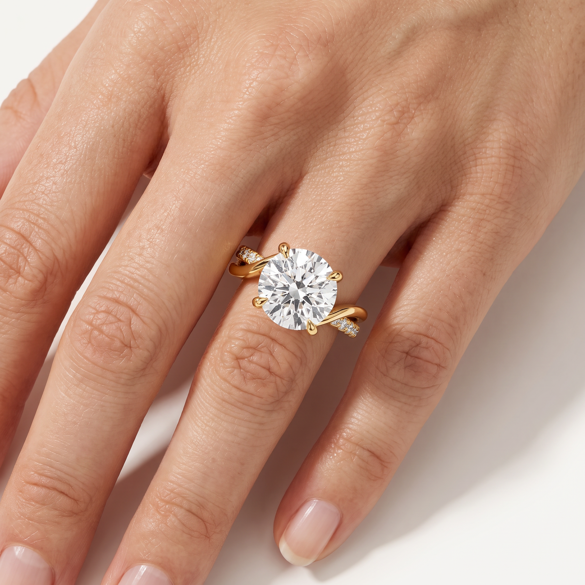 _lifestyle_image@SKU:R0329-NADR03000004Y #metal_14k-yellow-gold+origin_lab-grown+quality_ef-vs2+