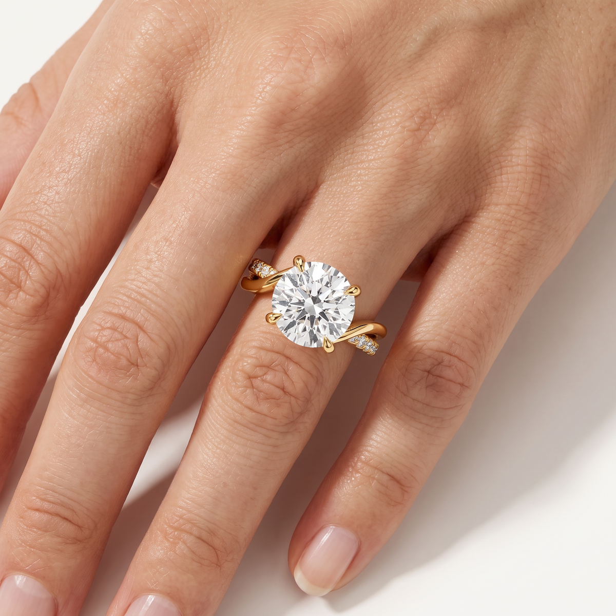 _lifestyle_image@SKU:R0329-NADR04000004Y #metal_14k-yellow-gold+origin_lab-grown+quality_ef-vs2+