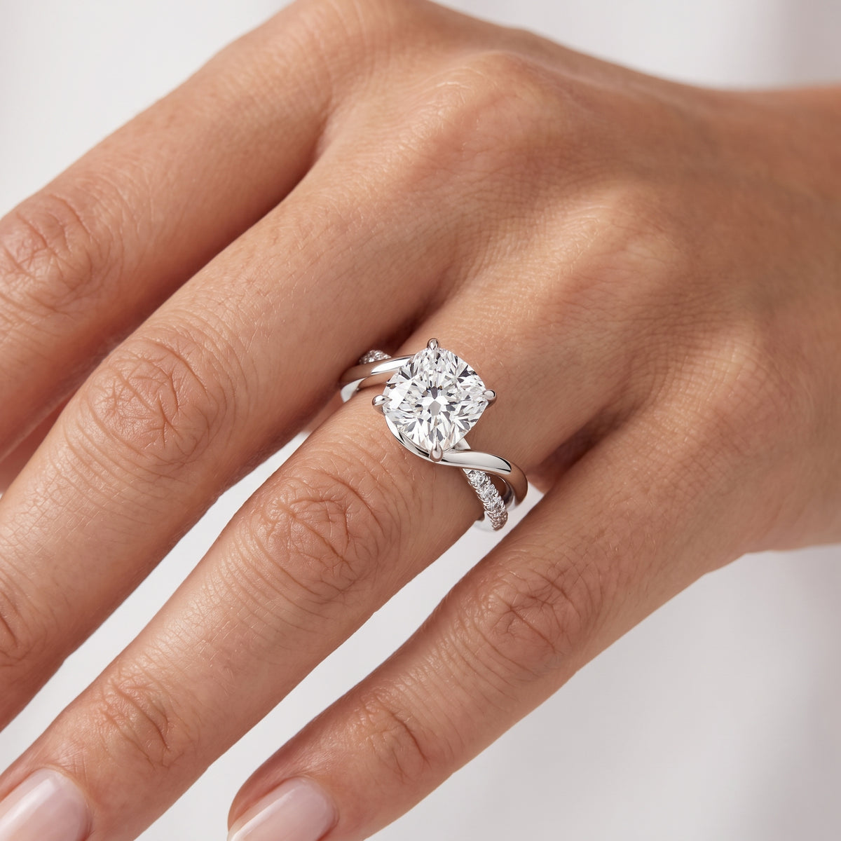 _lifestyle_image@SKU:R0329-NADC02000004W #metal_14k-white-gold+origin_lab-grown+quality_ef-vs2+