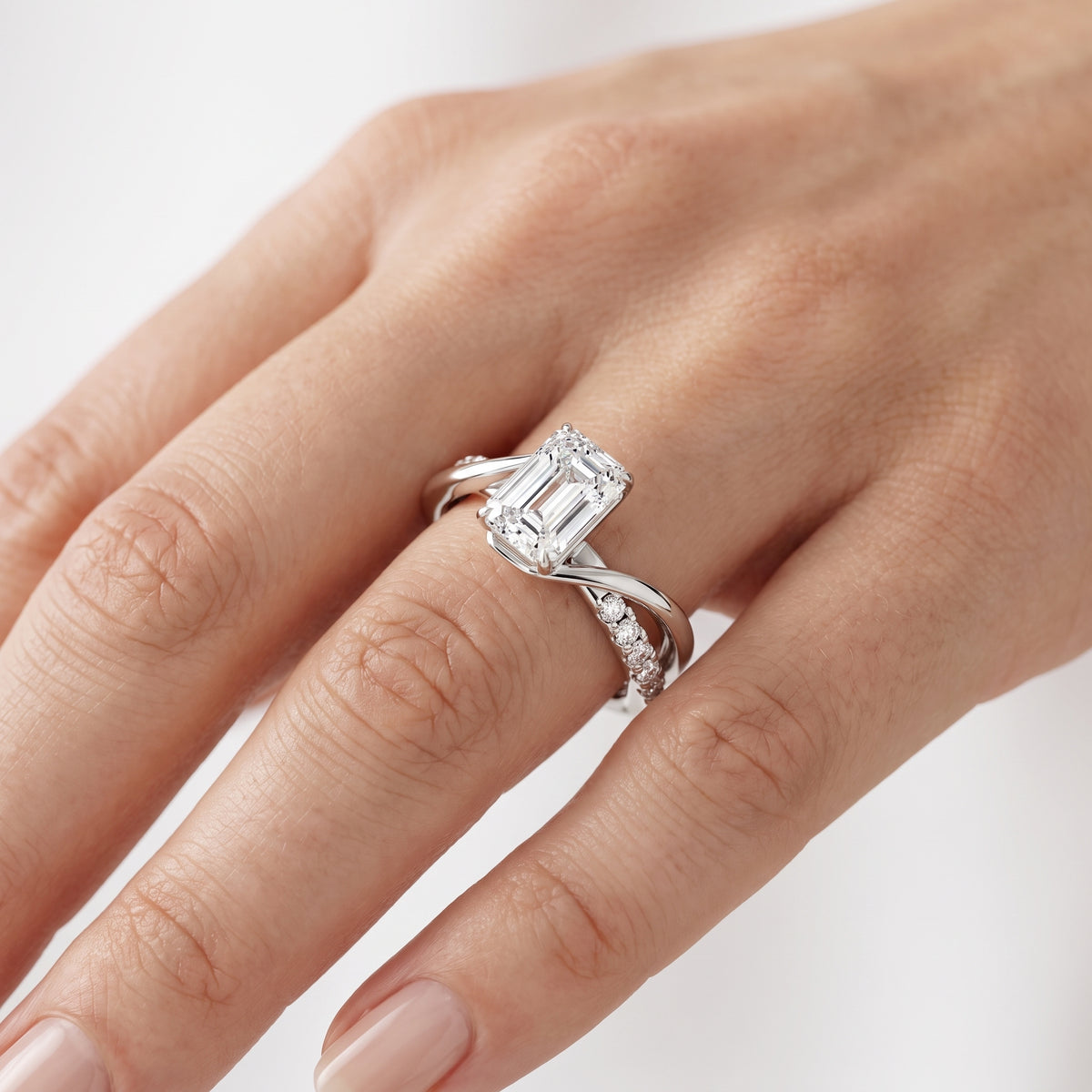 _lifestyle_image@SKU:R0329-NADE0100000PL #metal_platinum+origin_lab-grown+quality_ef-vs2+