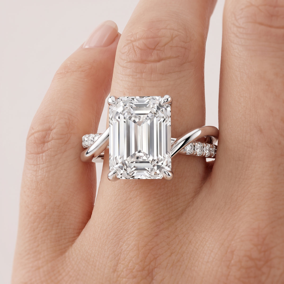 _lifestyle_image@SKU:R0329-NADE04000004W #metal_14k-white-gold+origin_lab-grown+quality_ef-vs2+