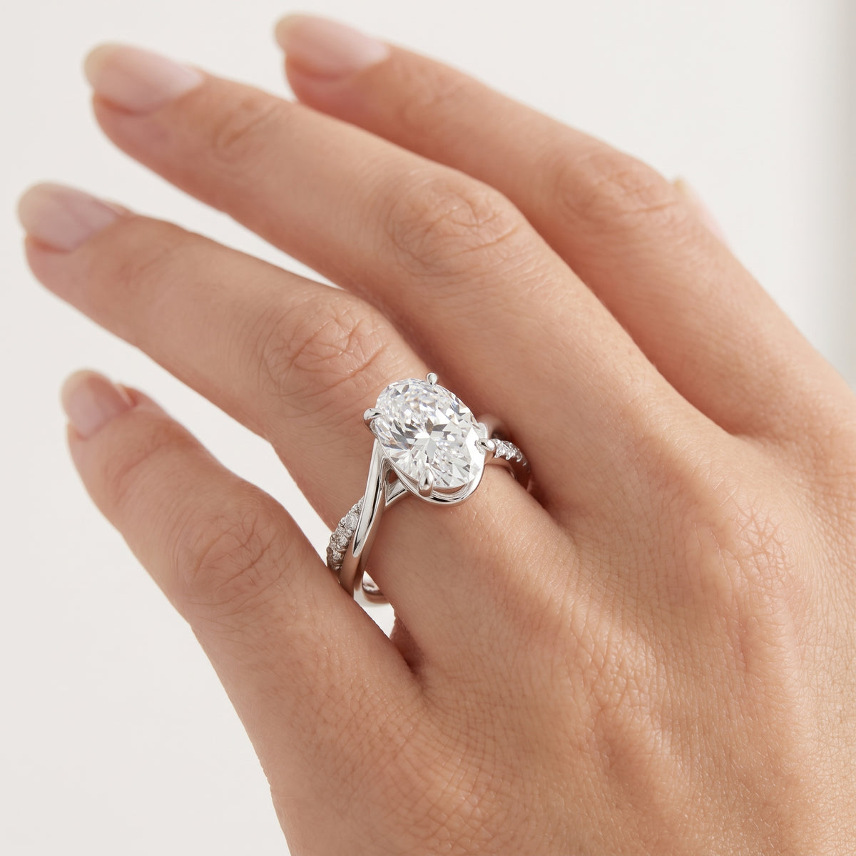 _lifestyle_image@SKU:R0329-NADO04000004W #metal_14k-white-gold+origin_lab-grown+quality_ef-vs2+