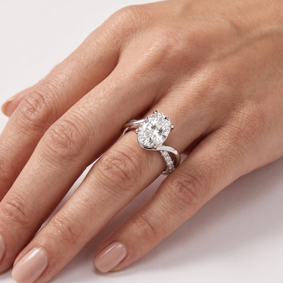 _lifestyle_image@SKU:R0329-NADO0400000PL #metal_platinum+origin_lab-grown+quality_ef-vs2+
