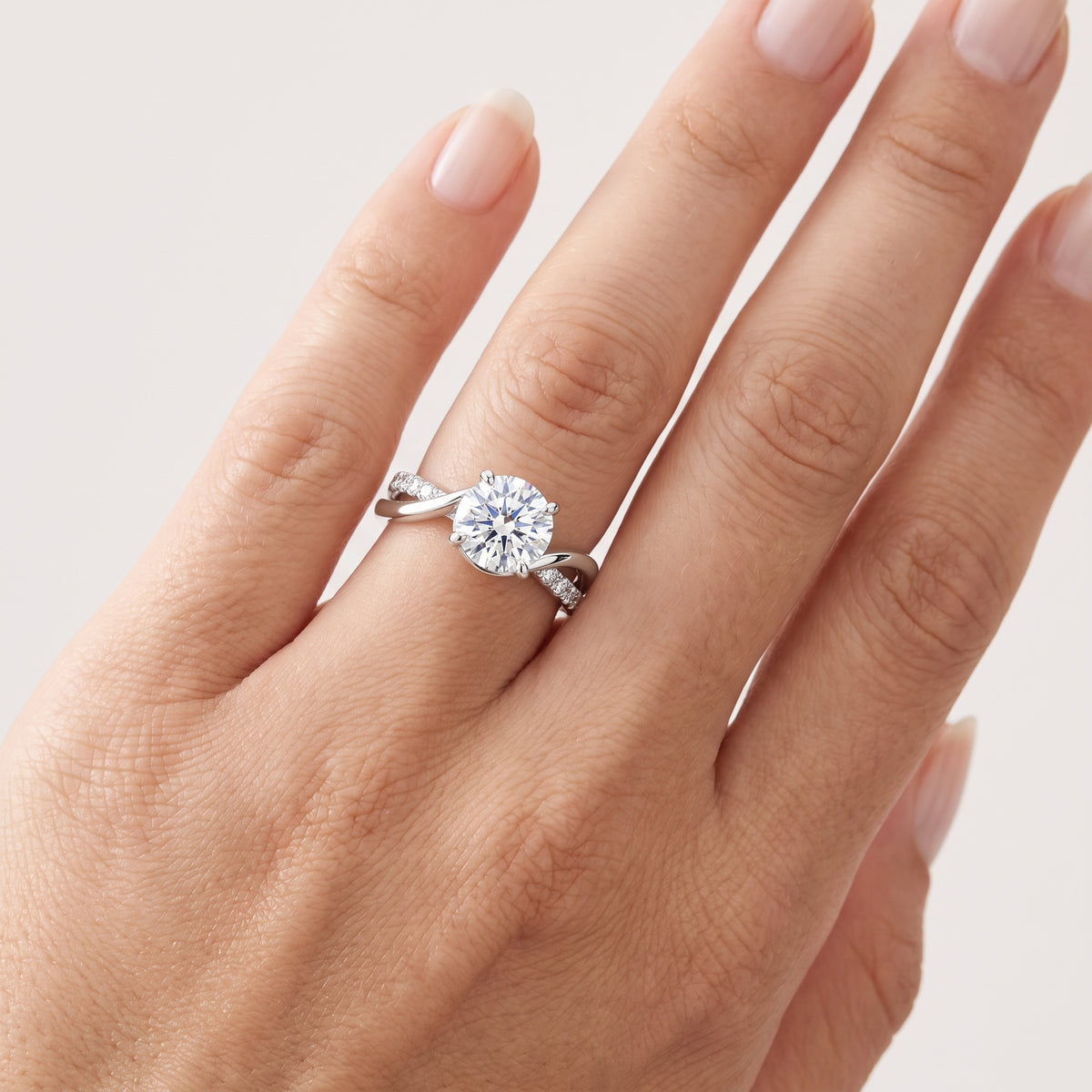 _lifestyle_image@SKU:R0329-NADR02000004W #metal_14k-white-gold+origin_lab-grown+quality_ef-vs2+