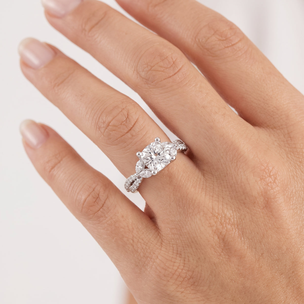 _lifestyle_image@SKU:R0330-LADC01000004W #metal_10k-white-gold+origin_lab-grown+quality_g-si