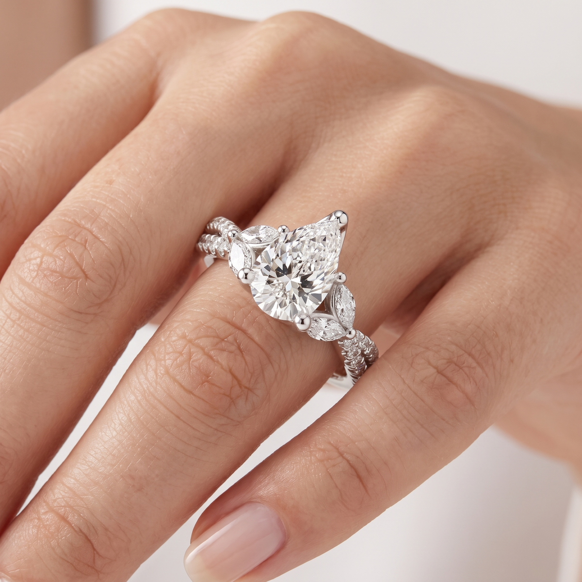_lifestyle_image@SKU:R0330-LADD01000004W #metal_10k-white-gold+origin_lab-grown+quality_g-si