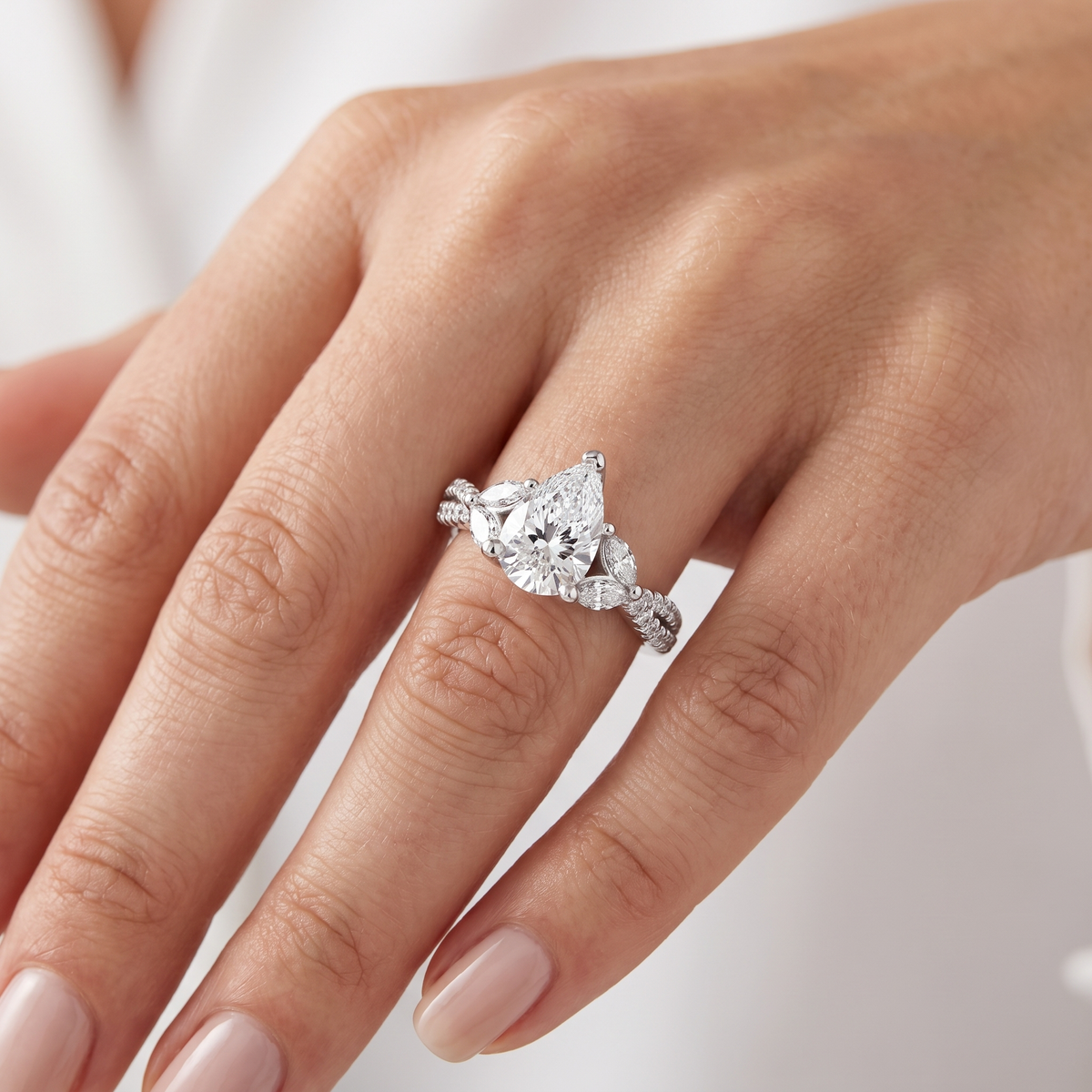 _lifestyle_image@SKU:R0330-NADD0100000PL #metal_platinum+origin_lab-grown+quality_ef-vs2+
