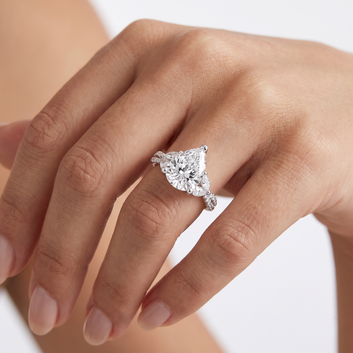 _lifestyle_image@SKU:R0330-NADD0200000PL #metal_platinum+origin_lab-grown+quality_ef-vs2+