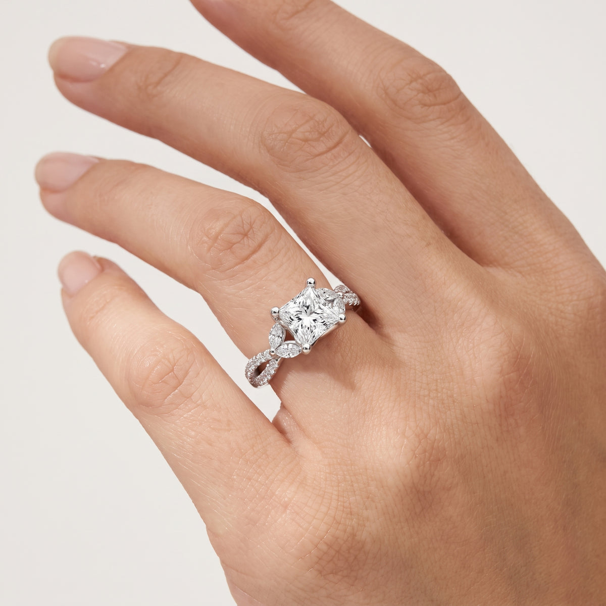 _lifestyle_image@SKU:R0330-LADP01000004W #metal_10k-white-gold+origin_lab-grown+quality_g-si