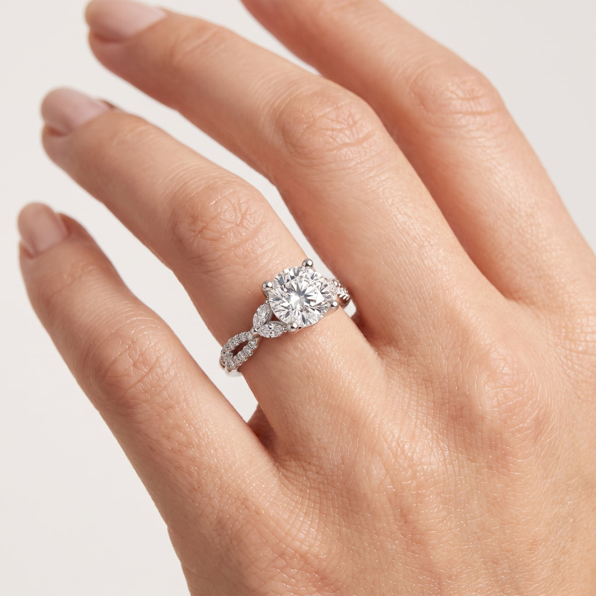 _lifestyle_image@SKU:R0330-LADR02000004W #metal_10k-white-gold+origin_lab-grown+quality_g-si