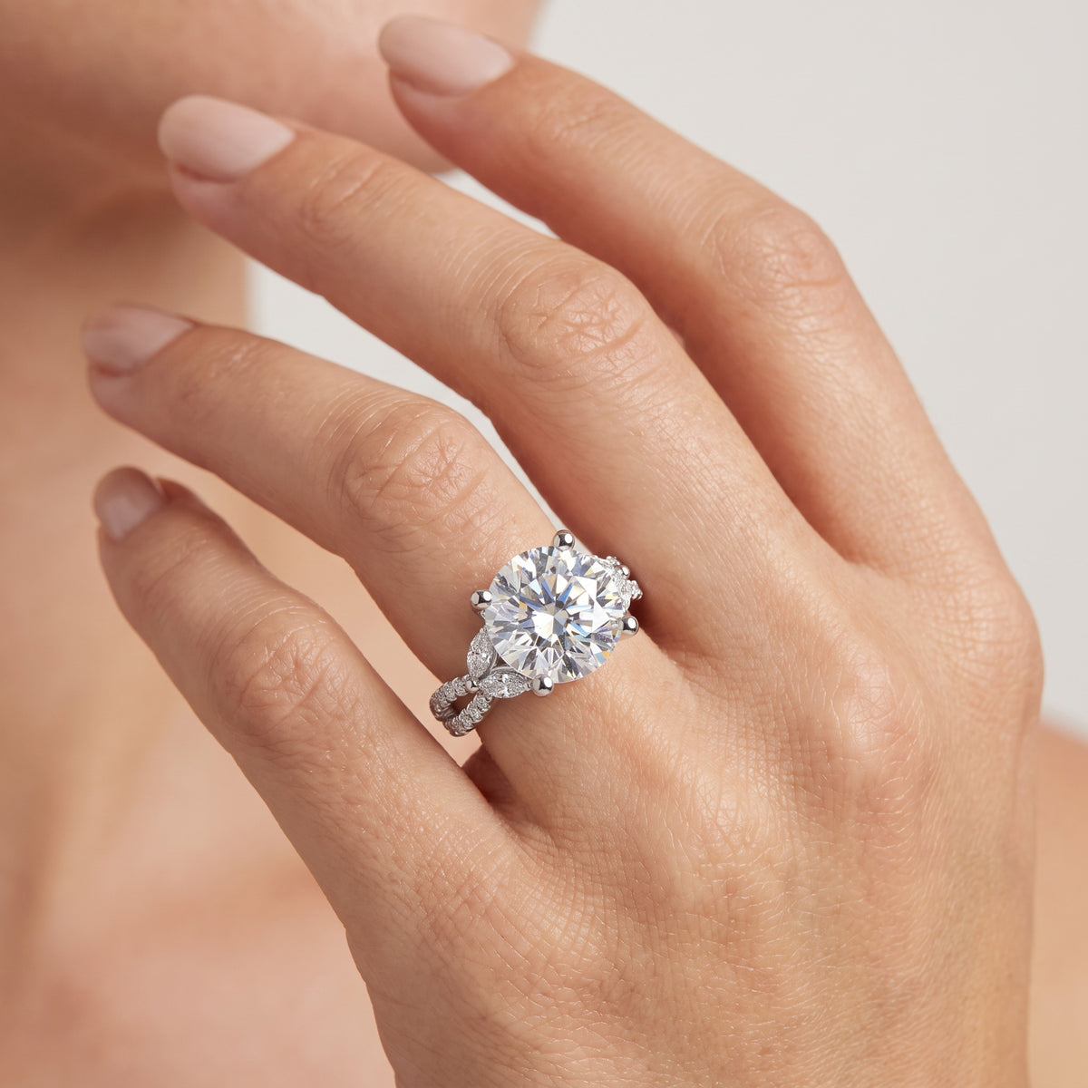 _lifestyle_image@SKU:R0330-LADR03000004W #metal_10k-white-gold+origin_lab-grown+quality_g-si