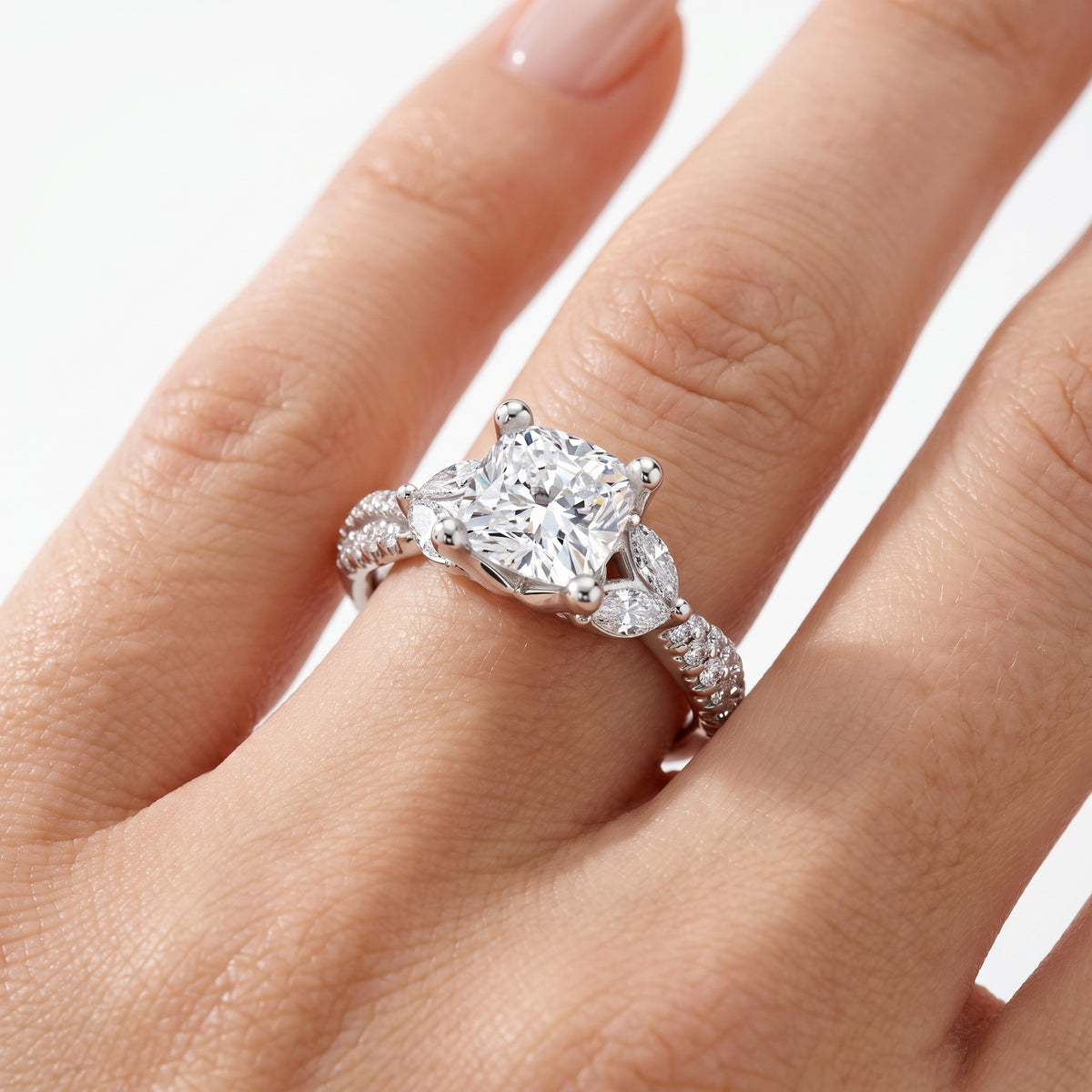 _lifestyle_image@SKU:R0330-NADC0100000PL #metal_platinum+origin_lab-grown+quality_ef-vs2+
