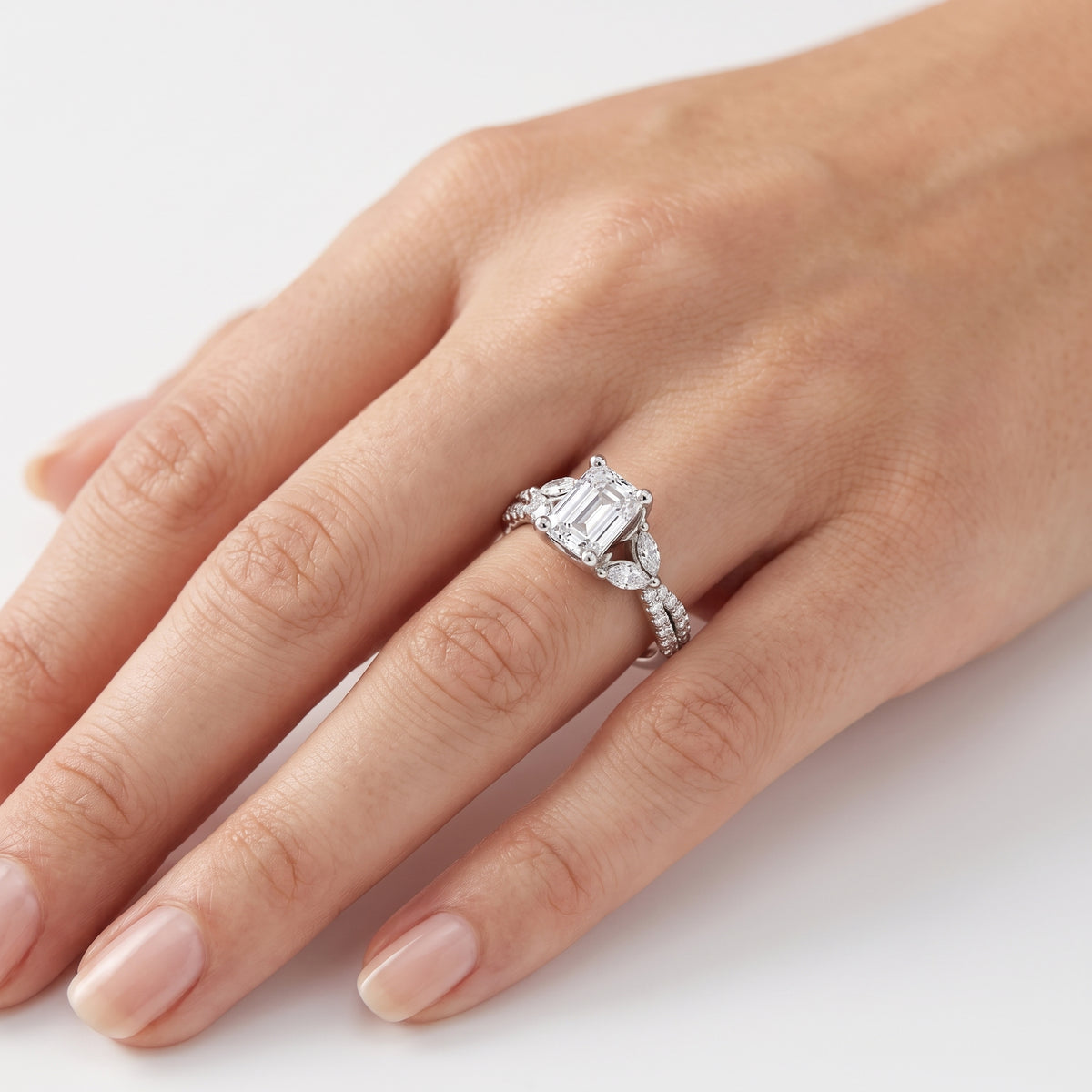 _lifestyle_image@SKU:R0330-NADE01000004W #metal_14k-white-gold+origin_lab-grown+quality_ef-vs2+