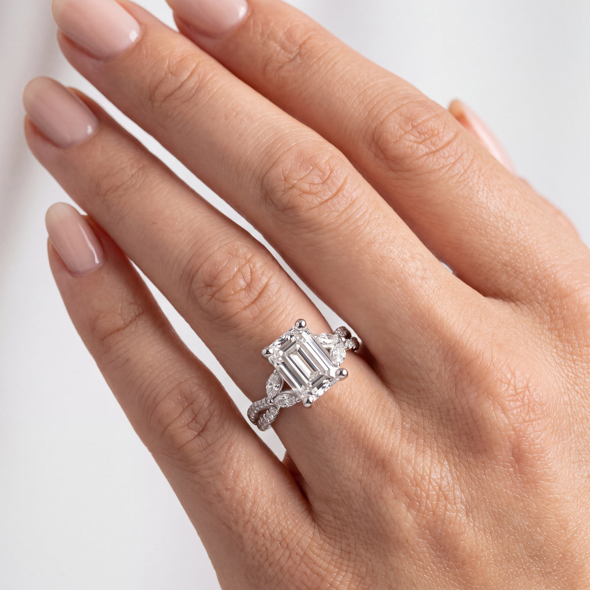 _lifestyle_image@SKU:R0330-NADE02000004W #metal_14k-white-gold+origin_lab-grown+quality_ef-vs2+