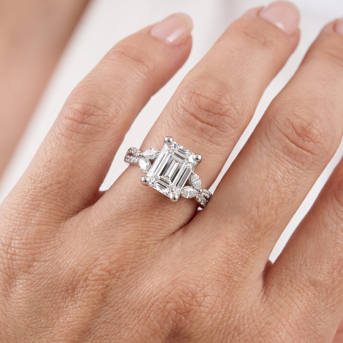 _lifestyle_image@SKU:R0330-NADE0200000PL #metal_platinum+origin_lab-grown+quality_ef-vs2+