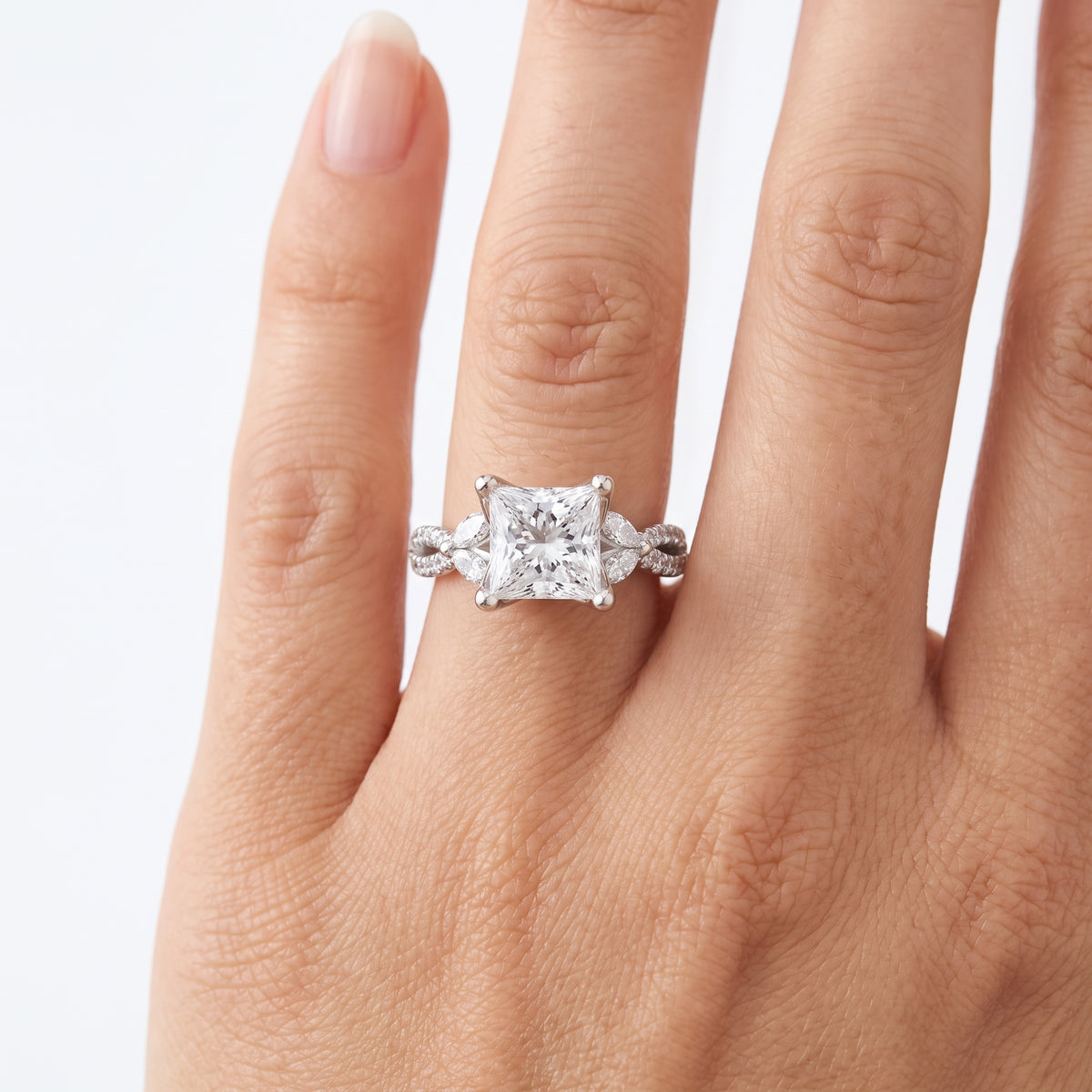 _lifestyle_image@SKU:R0330-NADP02000004W #metal_14k-white-gold+origin_lab-grown+quality_ef-vs2+