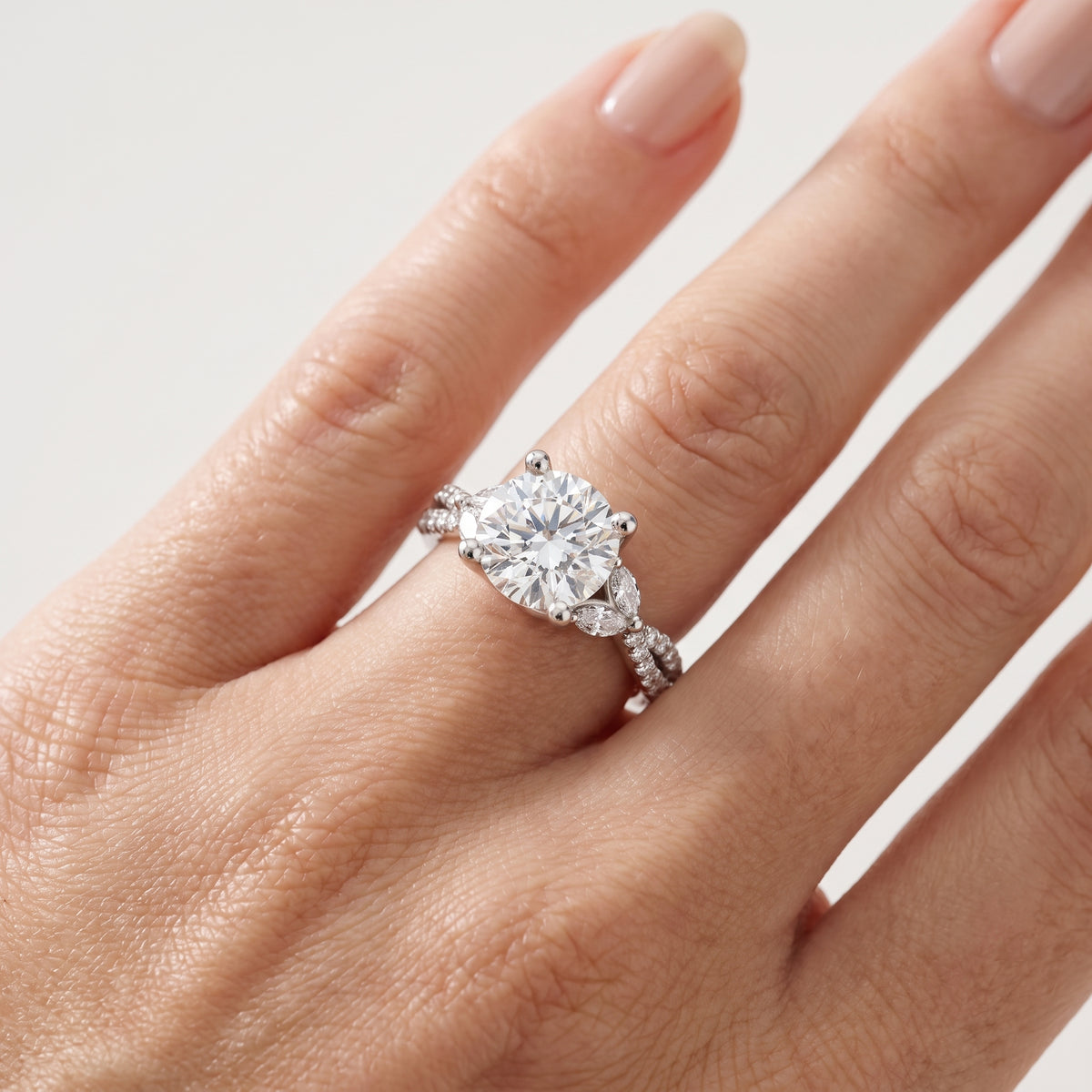 _lifestyle_image@SKU:R0330-NADR0200000PL #metal_platinum+origin_lab-grown+quality_ef-vs2+