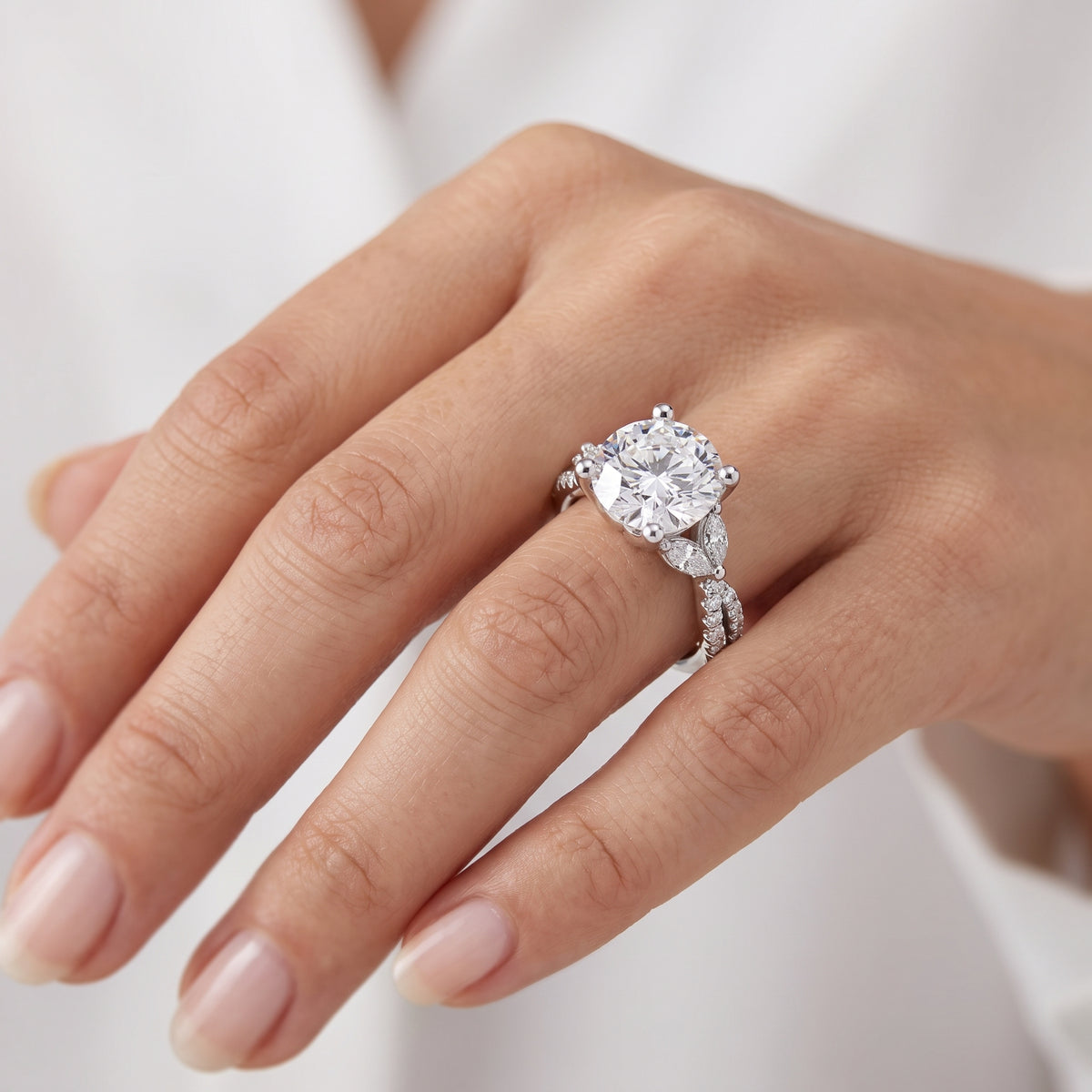 _lifestyle_image@SKU:R0330-NADR0300000PL #metal_platinum+origin_lab-grown+quality_ef-vs2+