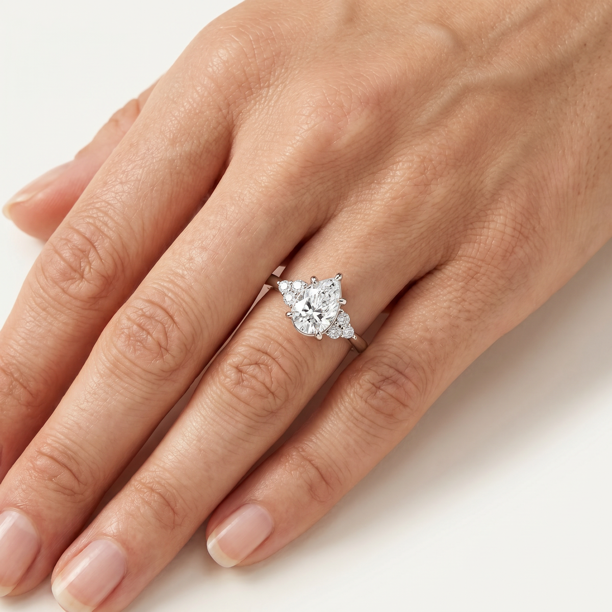 _lifestyle_image@SKU:R0331-LADD01000004W #metal_10k-white-gold+origin_lab-grown+quality_g-si