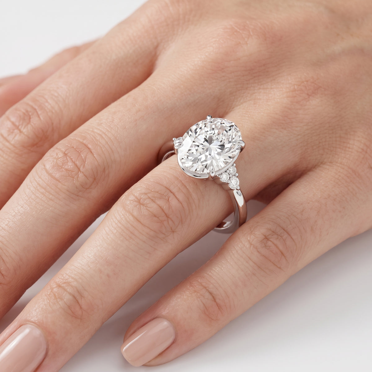_lifestyle_image@SKU:R0331-NADO0300000PL #metal_platinum+origin_lab-grown+quality_ef-vs2+