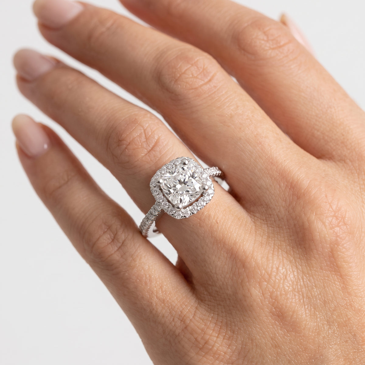 _lifestyle_image@SKU:R0514-LADC01000004W #metal_10k-white-gold+origin_lab-grown+quality_g-si