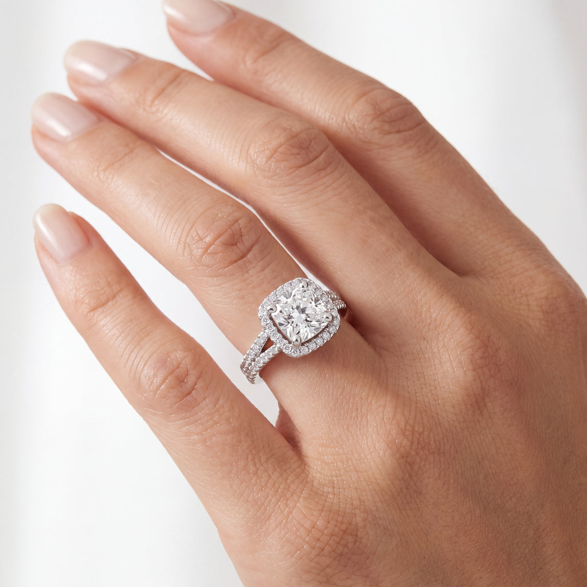 _lifestyle_image@SKU:R0514-LADC02000004W #metal_10k-white-gold+origin_lab-grown+quality_g-si