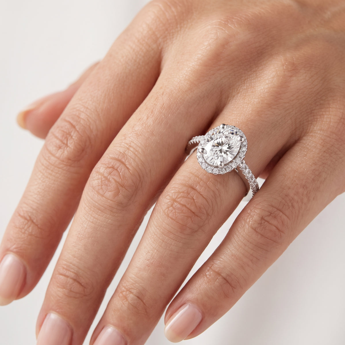 _lifestyle_image@SKU:R0514-LADO02000004W #metal_10k-white-gold+origin_lab-grown+quality_g-si